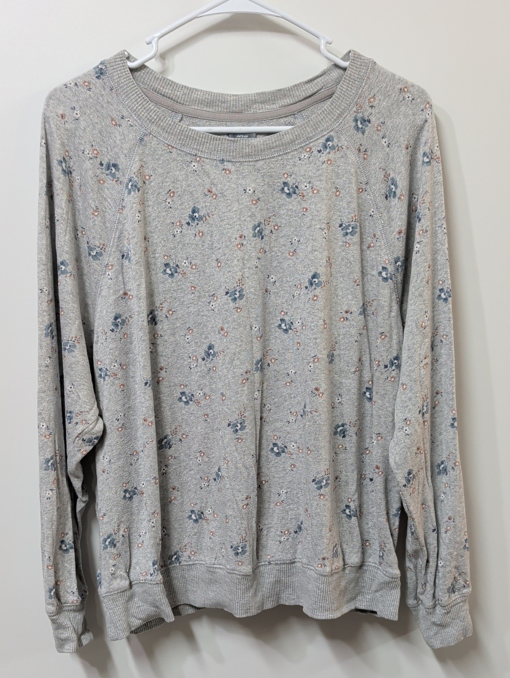 Aerie Heather Gray Ditsy Floral Raglan Crewneck Sweatshirt